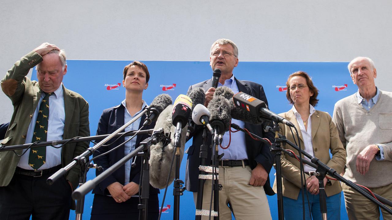 Ist die AfD eine Partei der Neuen Rechten? Frauke Petry (2. von links) und Jörg Meuthen (Mitte), die neugewählten Sprecher des Bundesvorstands der Alternative für Deutschland, bei einer Pressekonferenz am 10. Juli 2015 mit ihren Stellvertretern Alexander Gauland (links), Beatrix von Storch (2. von rechts) und Albrecht Glaser (rechts) Ist die AfD eine Partei der Neuen Rechten? Frauke Petry (2. von links) und Jörg Meuthen (Mitte), die neugewählten Sprecher des Bundesvorstands der Alternative für Deutschland, bei einer Pressekonferenz am 10. Juli 2015 mit ihren Stellvertretern Alexander Gauland (links), Beatrix von Storch (2. von rechts) und Albrecht Glaser (rechts)