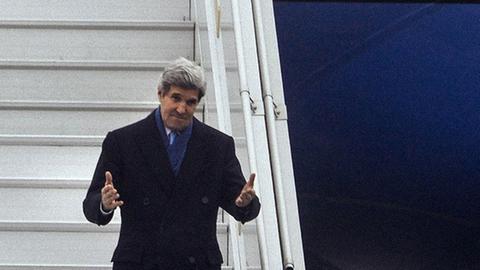 US-Außenminister John Kerry steigt aus dem Flugzeug in Kiew.