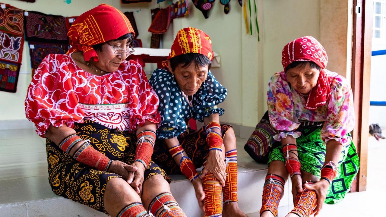 Kuna-Frauen in ihrer traditionellen Tracht in der Gemeinde Daggargunyala in Panamá-Stadt.