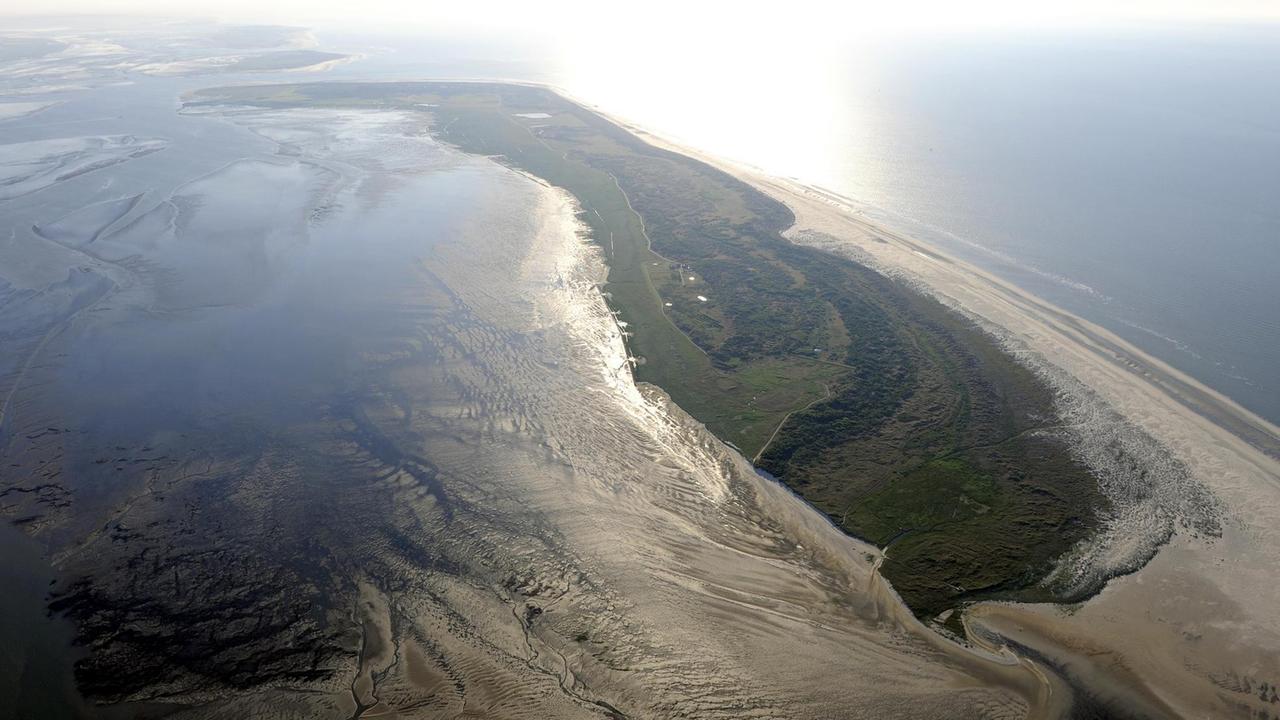 Die Luftaufnahme vom 22.07.2013 zeigt die ostfriesische Insel Langeoog (Niedersachsen) im Nationalpark Niedersächsisches Wattenmeer. 