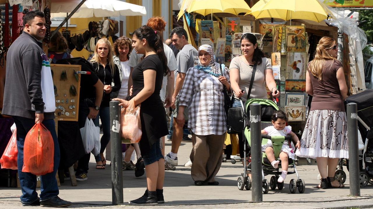 Der Wochenmarkt am Neuköllner Maybachufer steht inzwischen in jedem Reiseführer. Der Wochenmarkt am Neuköllner Maybachufer steht inzwischen in jedem Reiseführer.