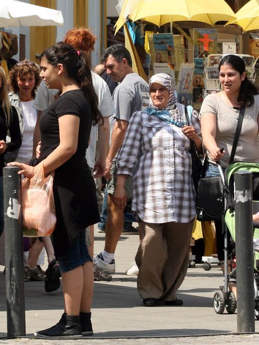 Der Wochenmarkt am Neuköllner Maybachufer steht inzwischen in jedem Reiseführer.