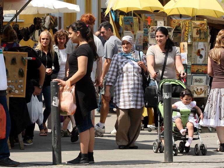 Der Wochenmarkt am Neuköllner Maybachufer steht inzwischen in jedem Reiseführer.
