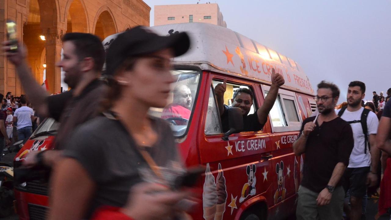 Eisverkäufer Mohamad Wazny hält den Libanon für eine "Vetternwirtschaft". In seinem Wagen steht er mitten in den Demonstranten.
