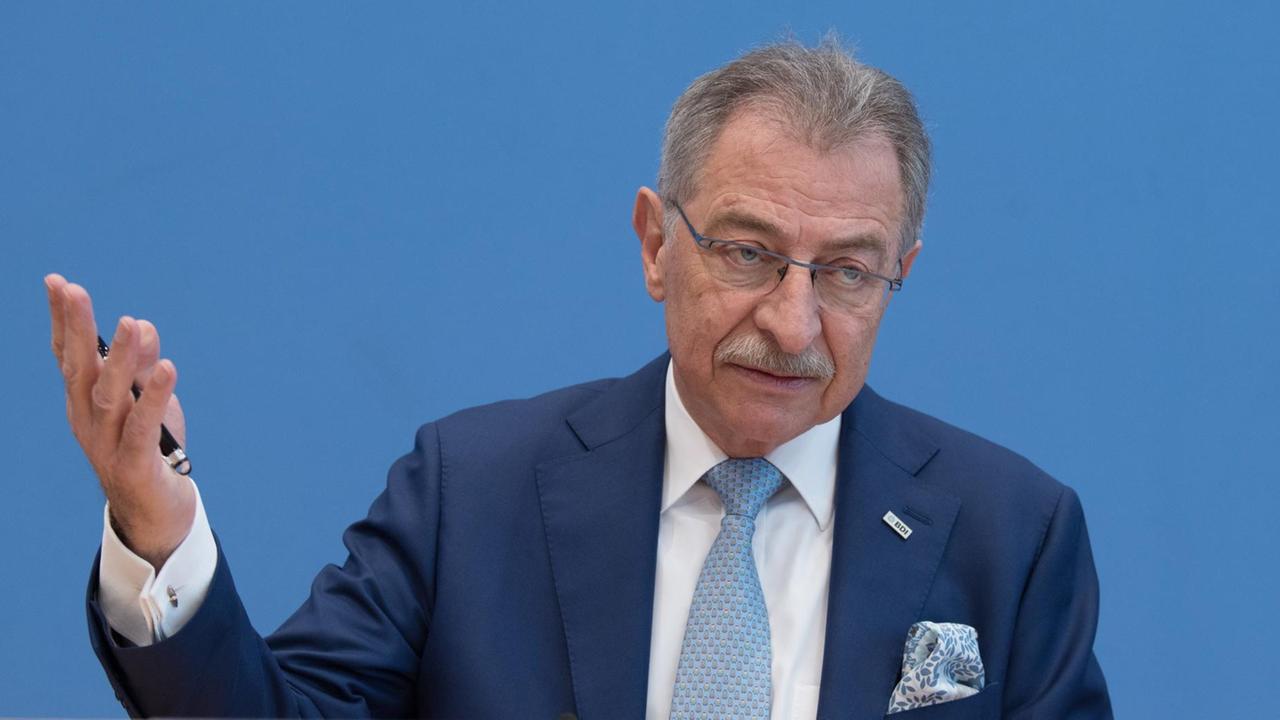 16.01.2020, Berlin: Dieter Kempf, BDI-Präsident, bei der Jahresauftakt-Pressekonferenz des Bundesverbands der Deutschen Industrie (BDI) in der Bundespressekonferenz. Der BDI führt das BIP-Plus von 0,5 Prozent zu achtzig Prozent auf die höhere Zahl an Arbeitstagen zurück. Foto: Jörg Carstensen/dpa | Verwendung weltweit 16.01.2020, Berlin: Dieter Kempf, BDI-Präsident, bei der Jahresauftakt-Pressekonferenz des Bundesverbands der Deutschen Industrie (BDI) in der Bundespressekonferenz. Der BDI führt das BIP-Plus von 0,5 Prozent zu achtzig Prozent auf die höhere Zahl an Arbeitstagen zurück. Foto: Jörg Carstensen/dpa | Verwendung weltweit