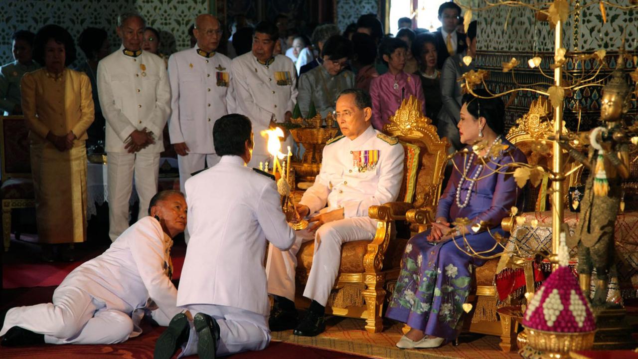 König Bhumibol herrscht seit 70 Jahren über Thailand. König Bhumibol herrscht seit 70 Jahren über Thailand.
