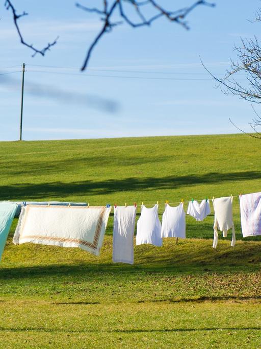 Wäsche hängt am Dienstag (03.01.2012) auf einer Leine unter dem blauen Himmel in Truilz bei Oberschwarzach (Landkreis Ravensburg) in der Sonne zum Trocknen.