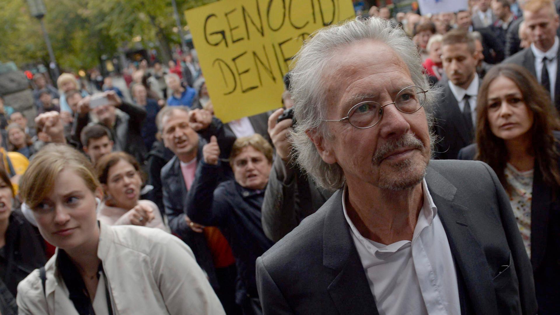 Peter Handke wurde bei der Preisverleihung in Oslo von Demonstranten empfangen. Peter Handke wurde bei der Preisverleihung in Oslo von Demonstranten empfangen.