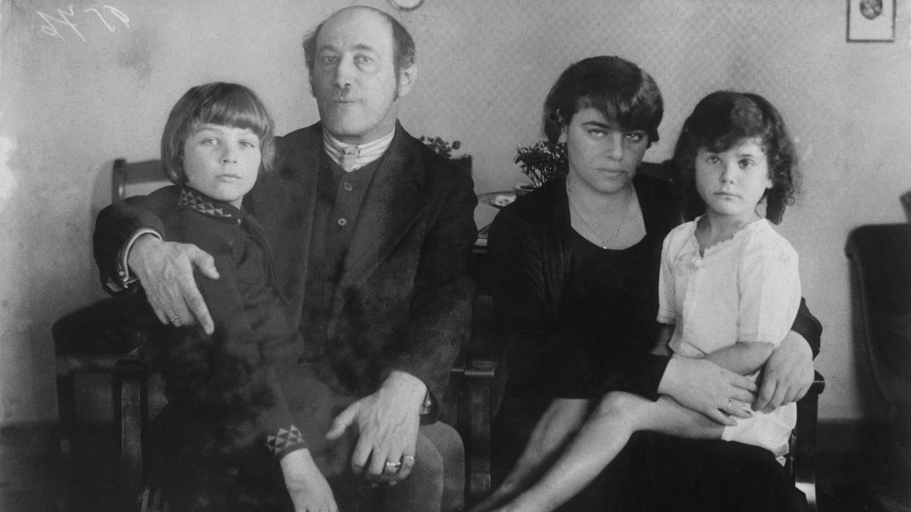 Alfred Kerr und seine Familie auf einem Foto, das um 1928 aufgenommen wurde. Von links nach rechts Michael Kerr auf dem Schoß von Theaterkritiker Alfred Kerr, seinem Vater; Kerrs zweite Frau Julie, die Tochter Anna Judith, die später "Als Hitler das rosa Kaninchen stahl" schrieb.
