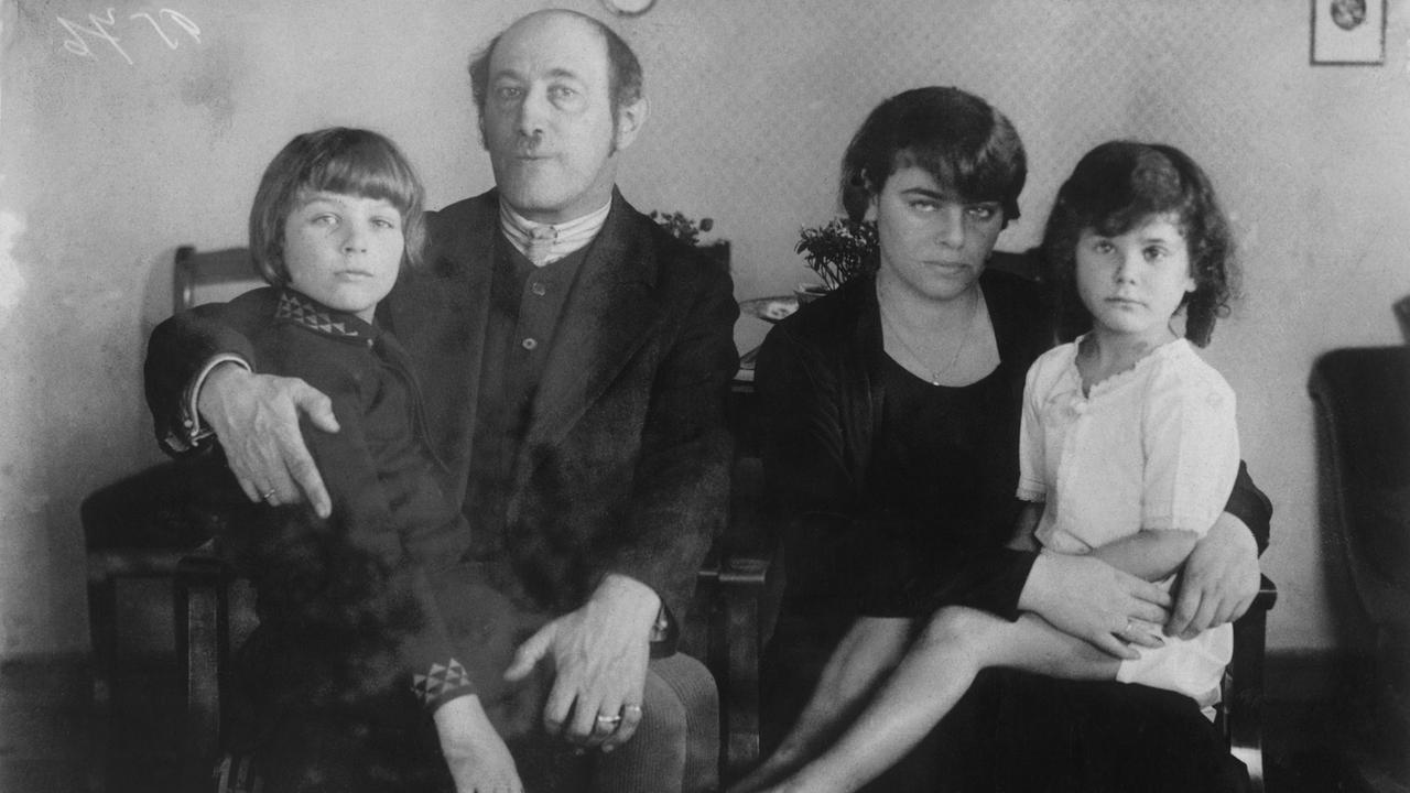 Alfred Kerr und seine Familie auf einem Foto, das um 1928 aufgenommen wurde. Von links nach rechts Michael Kerr auf dem Schoß von Theaterkritiker Alfred Kerr, seinem Vater; Kerrs zweite Frau Julie, die Tochter Anna Judith, die später "Als Hitler das rosa Kaninchen stahl" schrieb. Alfred Kerr und seine Familie auf einem Foto, das um 1928 aufgenommen wurde. Von links nach rechts Michael Kerr auf dem Schoß von Theaterkritiker Alfred Kerr, seinem Vater; Kerrs zweite Frau Julie, die Tochter Anna Judith, die später "Als Hitler das rosa Kaninchen stahl" schrieb.
