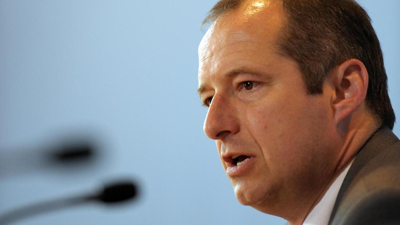 Der CDU-Abgeordnete Oliver Wittke im Düsseldorfer Landtag bei einer Pressekonferenz Der CDU-Abgeordnete Oliver Wittke im Düsseldorfer Landtag bei einer Pressekonferenz