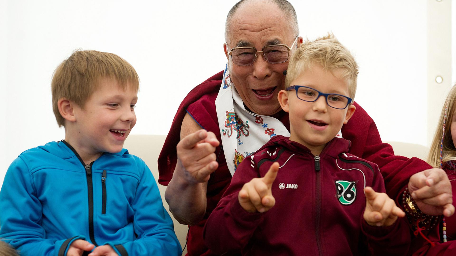 Der Dalai Lama mit Schülern in Niedersachsen: Auch Kinder und Jugendlich fühlen sich vom Buddhismus angezogen. Der Dalai Lama mit Schülern in Niedersachsen: Auch Kinder und Jugendlich fühlen sich vom Buddhismus angezogen.