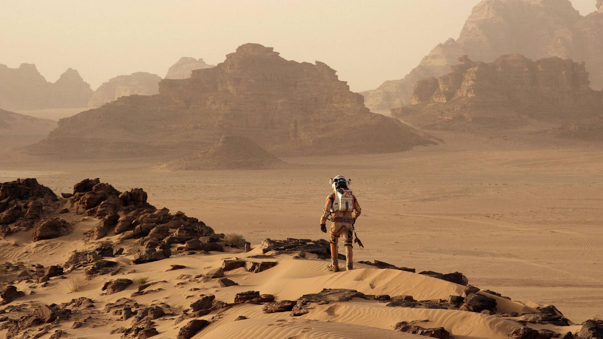 Szene aus "Der Marsianer" von Ridley Scott: Mars-Astronaut Mark Watney muss alleine auf dem roten Planeten überleben.