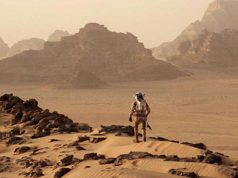 Szene aus "Der Marsianer" von Ridley Scott: Mars-Astronaut Mark Watney muss alleine auf dem roten Planeten überleben.