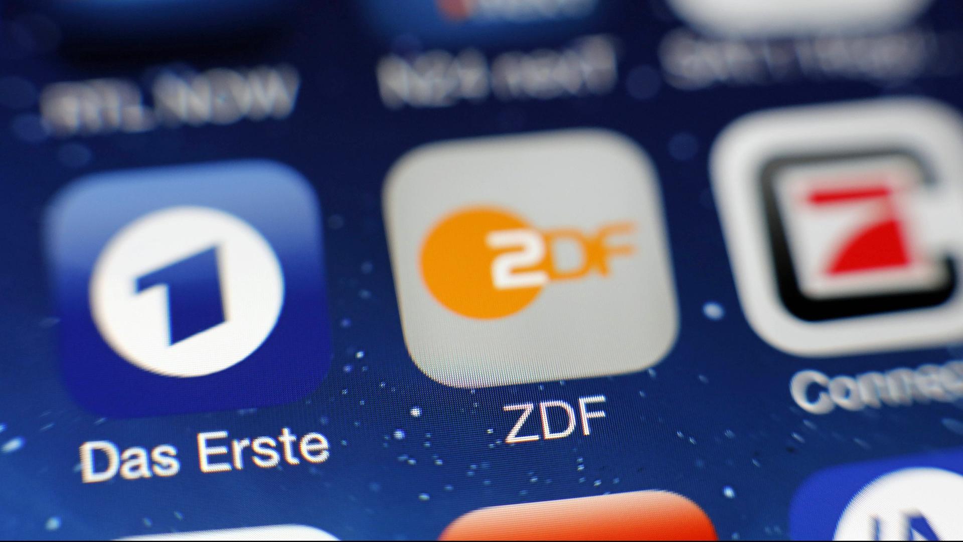 Die Logos von Das Erste und ZDF sind auf dem Touchscreen eines Smartphones zu sehen. Die Logos von Das Erste und ZDF sind auf dem Touchscreen eines Smartphones zu sehen.