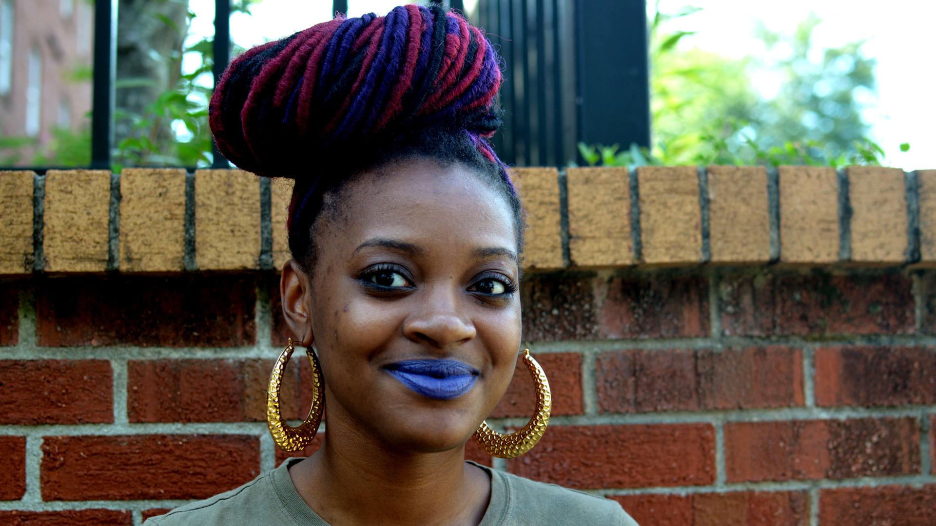 Celine Scarlett (18): Fashion-Merchandising-Studentin an der Clark Atlanta University. Sie meint, als Afroamerikanerin ist es besonders in der Modebranche schwierig, es gebe so gut wie keine schwarzen Models. Zur Polizeigewalt sagt sie: Früher wären Schwarze gelyncht worden, jetzt würden sie von der Polizei erschossen. Celine Scarlett (18): Fashion-Merchandising-Studentin an der Clark Atlanta University. Sie meint, als Afroamerikanerin ist es besonders in der Modebranche schwierig, es gebe so gut wie keine schwarzen Models. Zur Polizeigewalt sagt sie: Früher wären Schwarze gelyncht worden, jetzt würden sie von der Polizei erschossen.