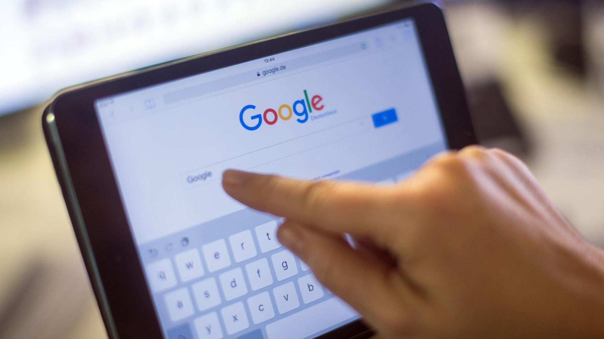 Die Google-Webseite auf einem Tablet-Computer. Die Google-Webseite auf einem Tablet-Computer.
