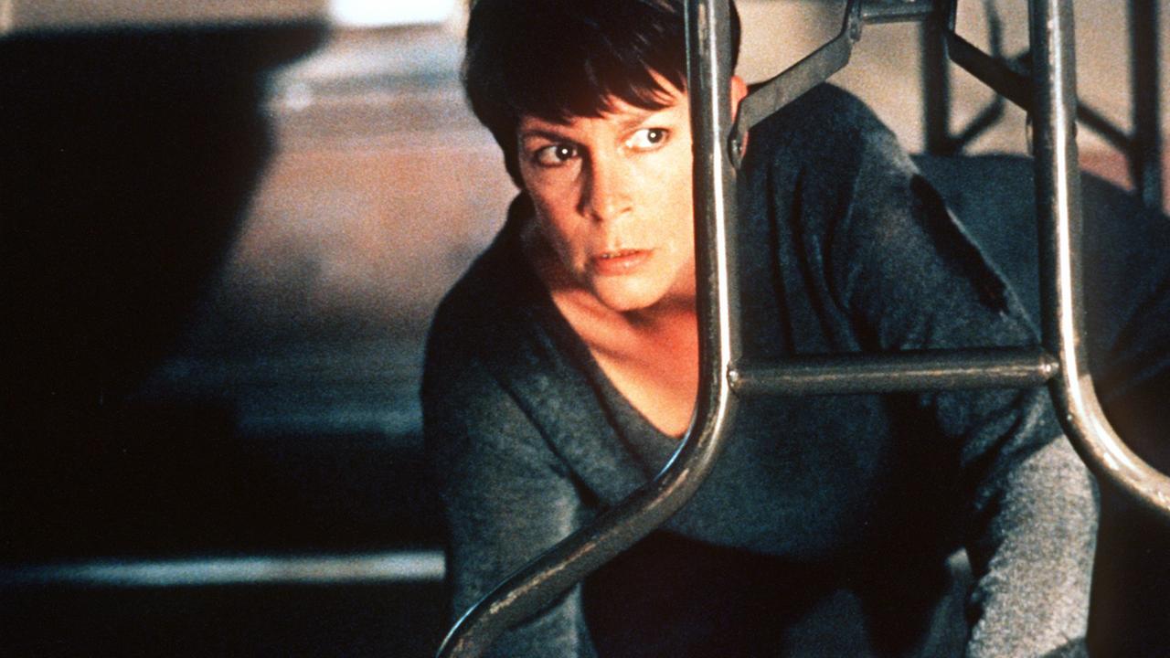 Laurie Strode (Jamie Lee Curtis) kauert angstvoll auf dem Boden. Nach zwanzig Jahren Ruhe holt sie die Vergangenheit wieder ein: In der Halloween-Nacht des Jahres 1978 hatte ihr Bruder in einer Kleinstadt in Illinois ein Blutbad angerichtet. Laurie Strode (Jamie Lee Curtis) kauert angstvoll auf dem Boden. Nach zwanzig Jahren Ruhe holt sie die Vergangenheit wieder ein: In der Halloween-Nacht des Jahres 1978 hatte ihr Bruder in einer Kleinstadt in Illinois ein Blutbad angerichtet.