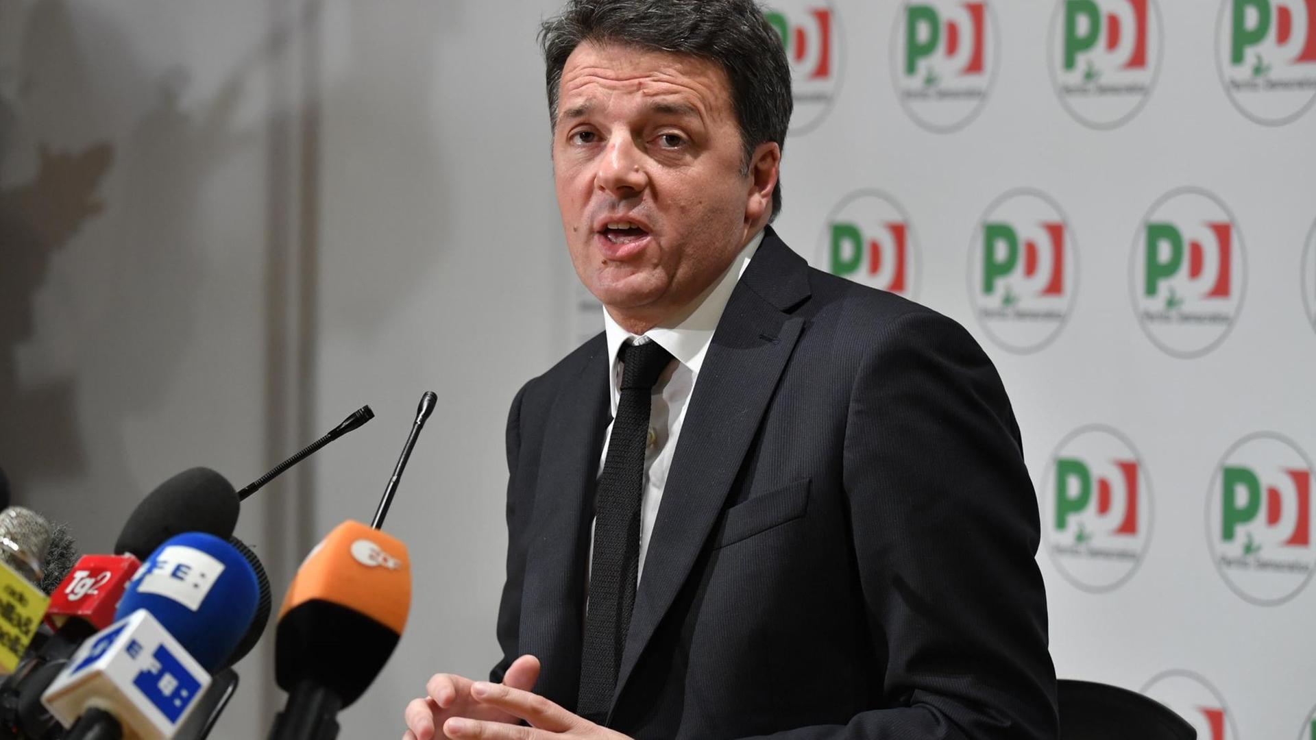 Italiens früherer Premierminister Matteo Renzi erklärt am 5. März 2018 seinen Rücktritt als Parteivorsitzender der PD. Italiens früherer Premierminister Matteo Renzi erklärt am 5. März 2018 seinen Rücktritt als Parteivorsitzender der PD.