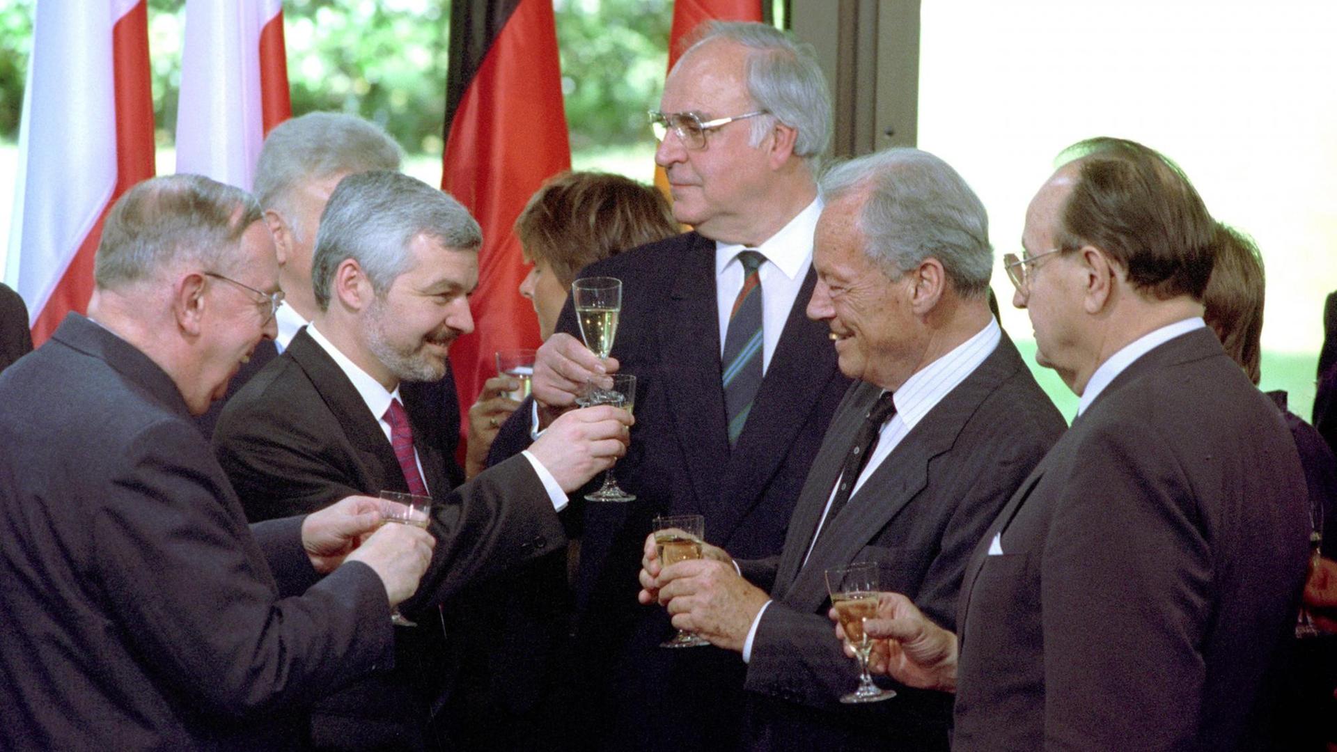 (L-r) Der polnische Außenminister Krzysztof Skubiszewski, der polnische Ministerpräsident Jan Krzysztof Bielecki, Bundeskanzler Helmut Kohl (CDU), Alt-Bundeskanzler Willy Brandt (SPD) und Bundesaußenminister Hans Dietrich Genscher (FDP) nach der Vertragsunterzeichnung am 17.06.1991 in Bonn. Der auf zehn Jahre angelegte Vertrag "über gute Nachbarschaft und freundschaftliche Zusammenarbeit" sowie das bereits früher unterzeichnete Abkommen zur endgültigen Anerkennung der Oder-Neiße-Linie als polnische Westgrenze, soll nach der Sommerpause vom Bundestag ratifiziert werden. (L-r) Der polnische Außenminister Krzysztof Skubiszewski, der polnische Ministerpräsident Jan Krzysztof Bielecki, Bundeskanzler Helmut Kohl (CDU), Alt-Bundeskanzler Willy Brandt (SPD) und Bundesaußenminister Hans Dietrich Genscher (FDP) nach der Vertragsunterzeichnung am 17.06.1991 in Bonn. Der auf zehn Jahre angelegte Vertrag "über gute Nachbarschaft und freundschaftliche Zusammenarbeit" sowie das bereits früher unterzeichnete Abkommen zur endgültigen Anerkennung der Oder-Neiße-Linie als polnische Westgrenze, soll nach der Sommerpause vom Bundestag ratifiziert werden.