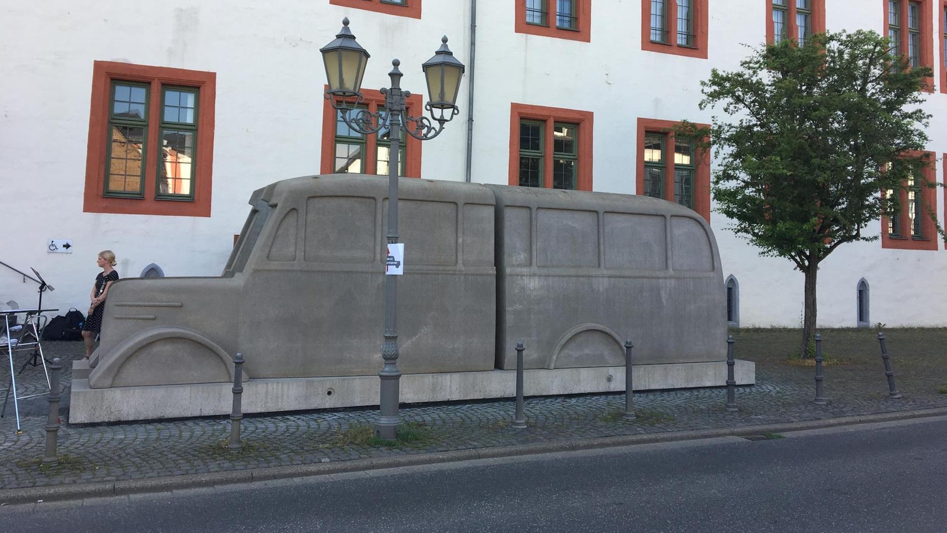 Ein aus Beton gegossener Bus steht in der Innenstadt von Hadamar Ein aus Beton gegossener Bus steht in der Innenstadt von Hadamar