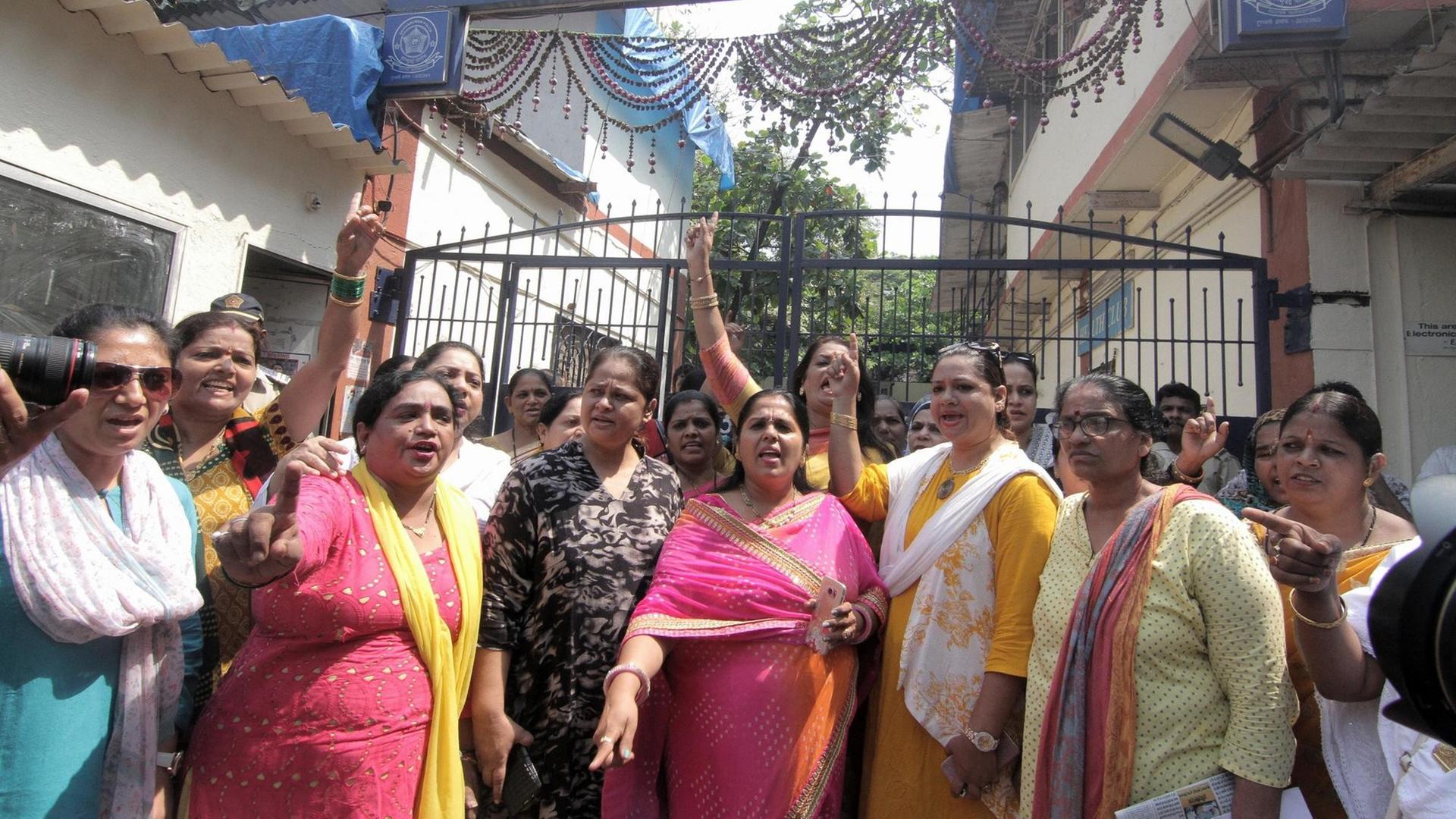 All India Mahila Congress shout slogans against Bollywood actor Nana Patekar outside a police station as they demand justice for Bollywood actress Tanushree Dutta on October 11, 2018. Tanushree Dutta former actor alleges that senior actor Nana Patekar grabbed her arm and pushed her on the pretext of teaching her dance moves and touched her "indecently and unnecessarily" in front of everybody on the sets of 2008 film 'Horn OK Pleasss'. The 34-year-old alleges that when she complained to the director, producer and choreographer of the film about Nana Patekar's behavior, they reassured her but later tried to force her to perform an intimate dance step with Nana Patekar. (Photo by Prash Waydande/NurPhoto) | Keine Weitergabe an Wiederverkäufer.