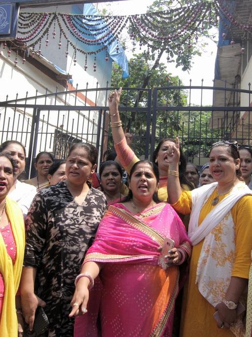 All India Mahila Congress shout slogans against Bollywood actor Nana Patekar outside a police station as they demand justice for Bollywood actress Tanushree Dutta on October 11, 2018. Tanushree Dutta former actor alleges that senior actor Nana Patekar grabbed her arm and pushed her on the pretext of teaching her dance moves and touched her "indecently and unnecessarily" in front of everybody on the sets of 2008 film 'Horn OK Pleasss'. The 34-year-old alleges that when she complained to the director, producer and choreographer of the film about Nana Patekar's behavior, they reassured her but later tried to force her to perform an intimate dance step with Nana Patekar. (Photo by Prash Waydande/NurPhoto) | Keine Weitergabe an Wiederverkäufer.