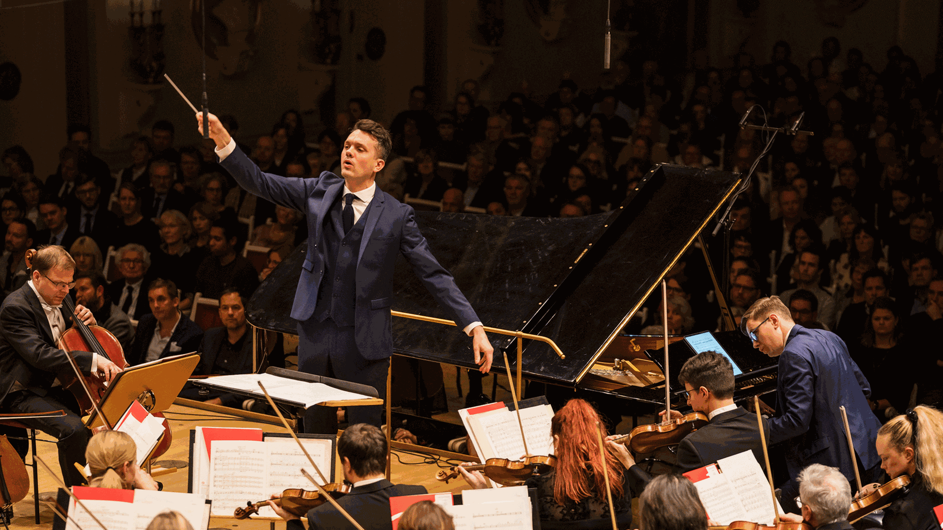 Das Island Symphonie Orchester mit dem Dirigenten Daniel Bjarnason und dem Pianisten Víkingur Ólafsson am 17.11.19 im Berliner Konzerthaus