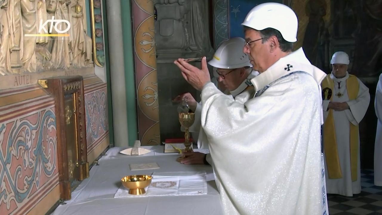 Michel Aupetit, Erzbischof von Paris, leitet die erste Messe nach dem Großbrand von Notre-Dame in einer Seitenkapelle der Kathedrale Notre-Dame. Er trägt einen Bauarbeiterhelm. Michel Aupetit, Erzbischof von Paris, leitet die erste Messe nach dem Großbrand von Notre-Dame in einer Seitenkapelle der Kathedrale Notre-Dame. Er trägt einen Bauarbeiterhelm.
