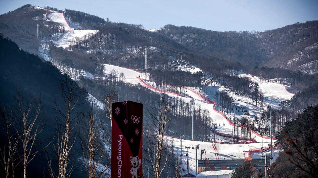 Blick auf das Jeongseon-Alpin-Zentrum: Die Strecken für die Abfahrt und den Super-G sind auf dem Bergrücken gut einzusehen.
07.02.2018, Südkorea, Pyeongchang Blick auf das Jeongseon-Alpin-Zentrum: Die Strecken für die Abfahrt und den Super-G sind auf dem Bergrücken gut einzusehen.
07.02.2018, Südkorea, Pyeongchang
