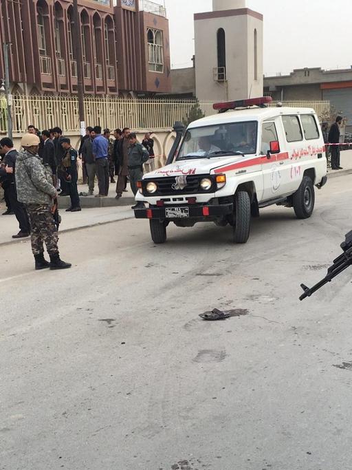 Ein afghanischer Soldat steht vor einer schiitischen Moschee in Kabul, nachdem sich ein Selbstmord-Attentäter in die Luft gesprengt hat.