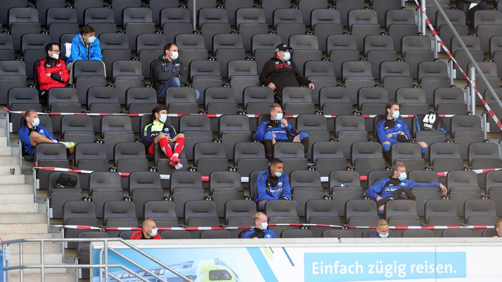 Mit Abstand und Mundschutz auf der Tribüne: Die Ersatzbank vom SC Paderborn beim Bundesligaspiel gegen Borussia Dortmund. Mit Abstand und Mundschutz auf der Tribüne: Die Ersatzbank vom SC Paderborn beim Bundesligaspiel gegen Borussia Dortmund.