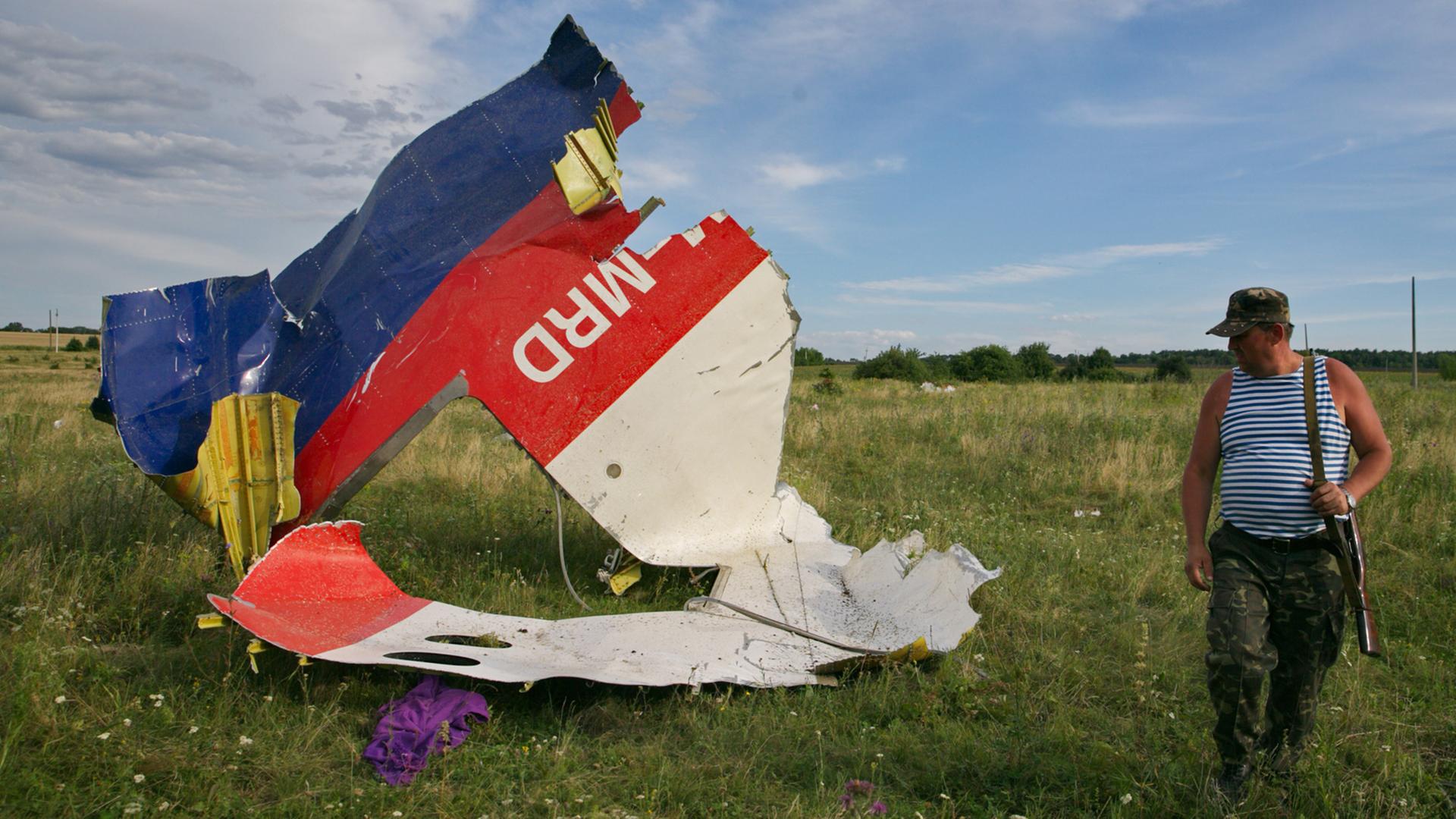 Wrackteil der in der Ukraine abgeschossenen Boeing 777 der Malaysia Airlines mit der Flugnummer MH 17 Wrackteil der in der Ukraine abgeschossenen Boeing 777 der Malaysia Airlines mit der Flugnummer MH 17