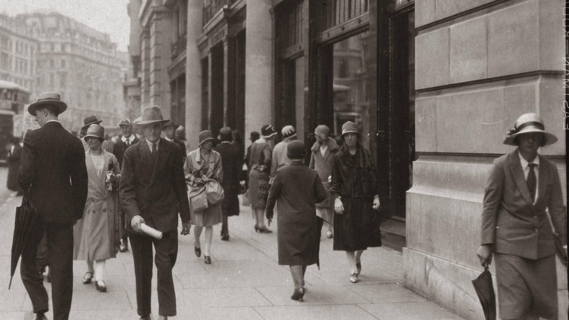 Straßenszene in den 20er Jahren Straßenszene in den 20er Jahren