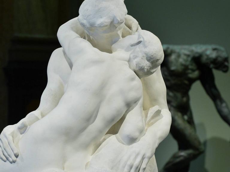 Zu sehen ist die Skulptur "Der Kuss" des französischen Bildhauers Auguste Rodin.