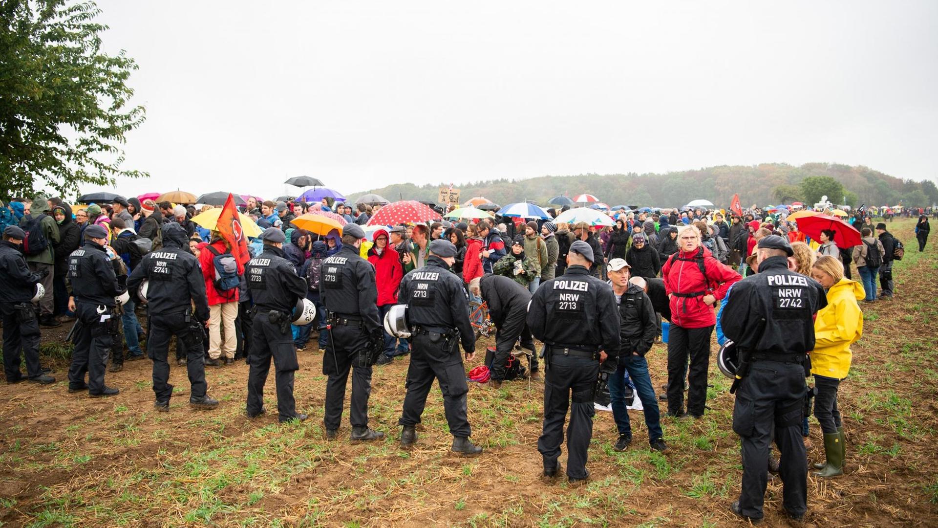 Teilnehmer der Demonstration gegen die Rodung des Hambacher Forsts 823.9.2018). Teilnehmer der Demonstration gegen die Rodung des Hambacher Forsts 823.9.2018).