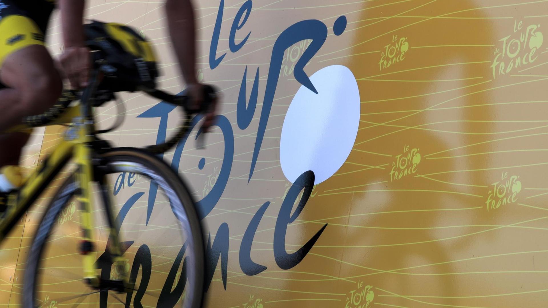 Ein Rennradfahrer vor dem Logo der Tour de France (8.7.) Ein Rennradfahrer vor dem Logo der Tour de France (8.7.)