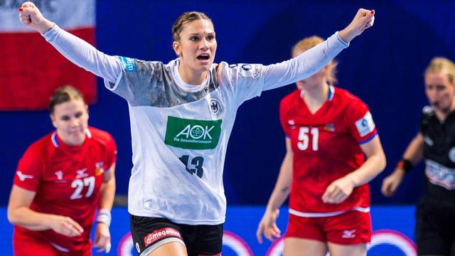 Julia Behnke, Kapitänin der deutschen Handball-Nationalmannschaft, jubelt über einen Treffer während der Handball-EM 2018 in Frankreich.
