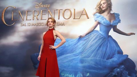 Die britische Schauspielerin Lily James vor einem Film-Poster "Cinderella" in Mailand am 18.02.2015