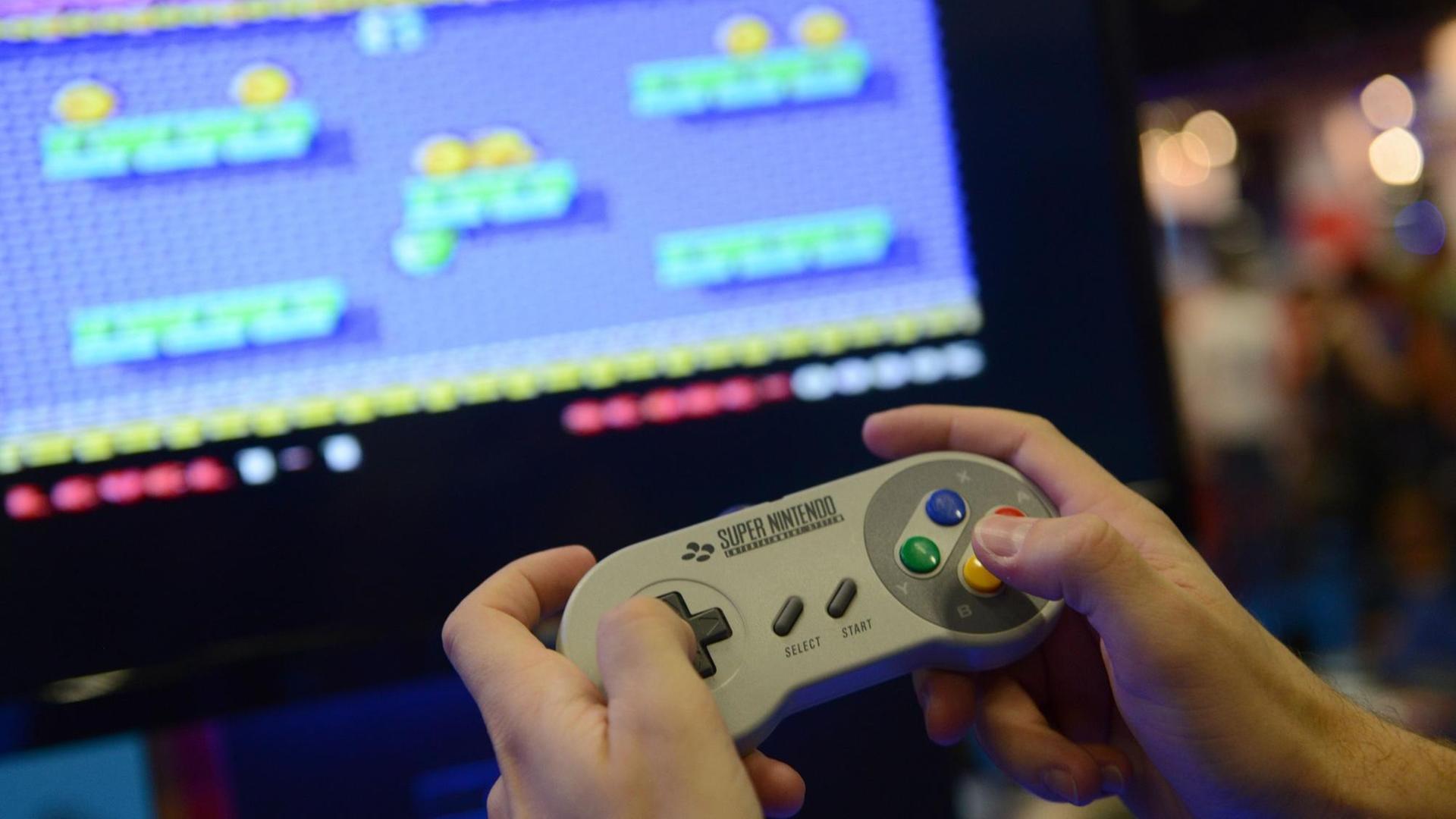 Ein Nintendo SNES-Controller vor einem Röhrenfernseher Ein Nintendo SNES-Controller vor einem Röhrenfernseher