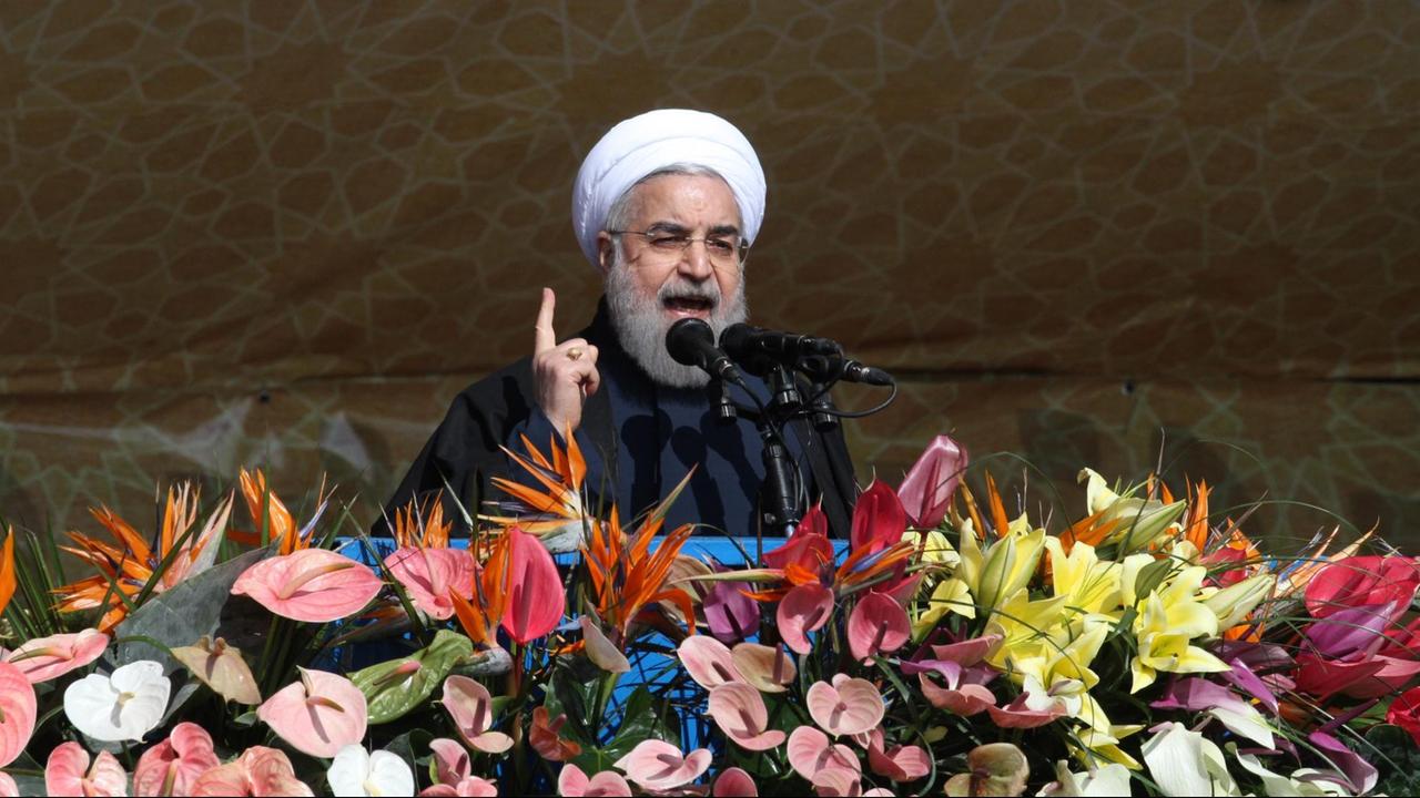 Irans Präsident Hassan Rohani hält eine Rede zum 37. Jahrestag der Islamischen Revolution.