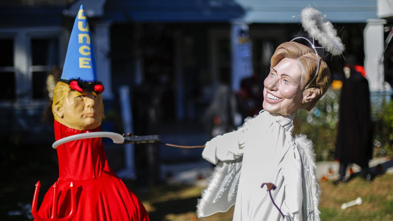 Holloween-Kostüme: Hillary Clinton im Kampf gegen Donald Trump. Holloween-Kostüme: Hillary Clinton im Kampf gegen Donald Trump.