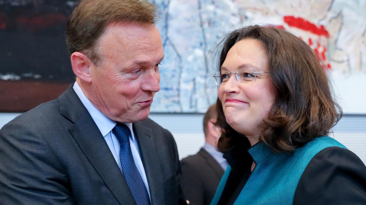 Die SPD-Fraktionsvorsitzende Andrea Nahles und ihr Vorgänger Thomas Oppermann umarmen. Die SPD-Fraktionsvorsitzende Andrea Nahles und ihr Vorgänger Thomas Oppermann umarmen.