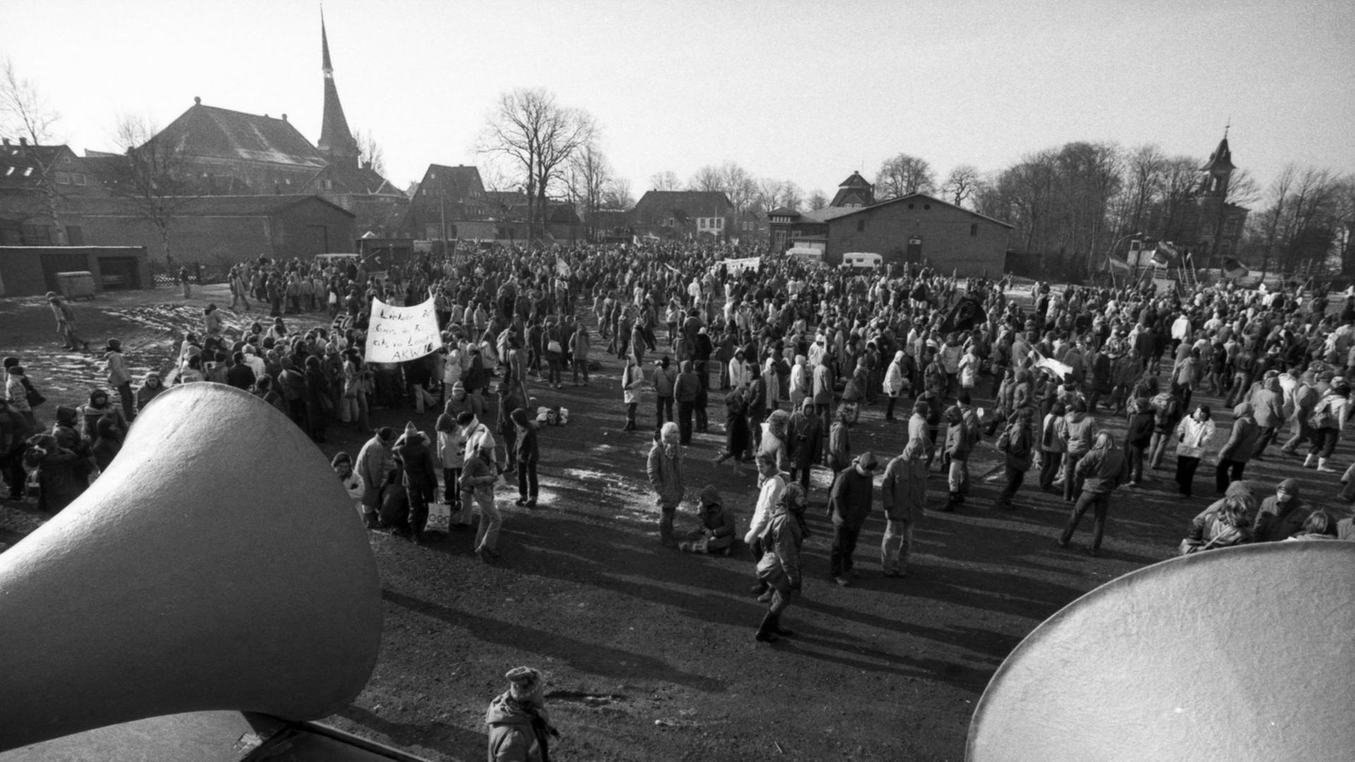 Die größte Demonstration, die die Bundesrepublik bis dahin gesehen hatte: Protest gegen das AKW Brokdorf Ende Februar 1981 Die größte Demonstration, die die Bundesrepublik bis dahin gesehen hatte: Protest gegen das AKW Brokdorf Ende Februar 1981