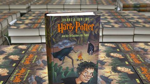 Die deutsche Ausgabe des siebten Harry-Potter-Bandes steht im hessischen Bad Hersfeld auf den Palletten im Logistikzentrum des Onlinehändlers Amazon.