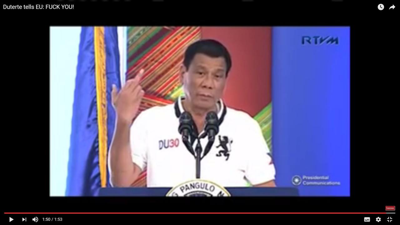 Duterte zeigt den Mittelfinger. Duterte zeigt den Mittelfinger.