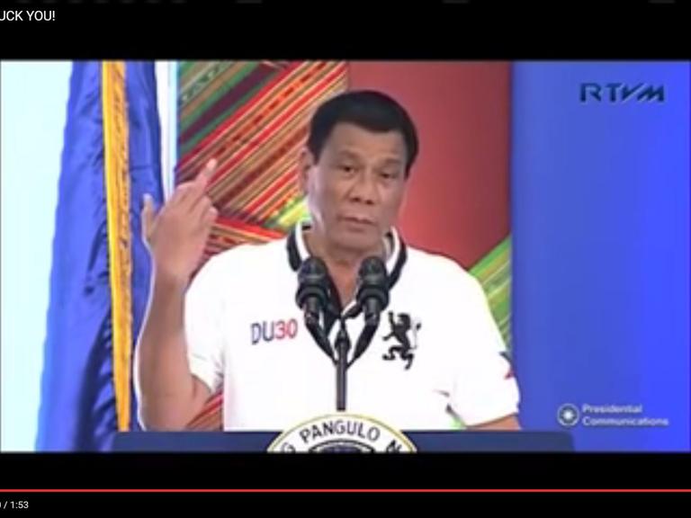 Duterte zeigt den Mittelfinger.
