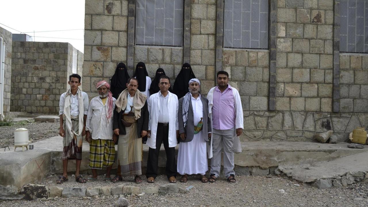 Das 10-köpfige Team des kleinen Krankenhauses der "Jemenhilfe Deutschland" in Taizz steht vor dem schäbigen Steinhaus. Das 10-köpfige Team des kleinen Krankenhauses der "Jemenhilfe Deutschland" in Taizz steht vor dem schäbigen Steinhaus.