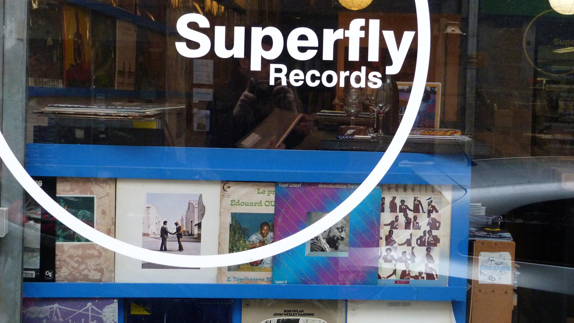 Schaufenster des Pariser Schallplattenladens "Superfly Records". Das Geschäft liegt unweit der Place de la République. Schaufenster des Pariser Schallplattenladens "Superfly Records". Das Geschäft liegt unweit der Place de la République.