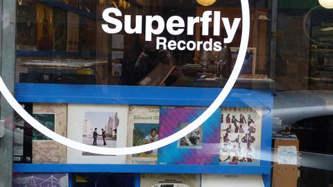 Schaufenster des Pariser Schallplattenladens "Superfly Records". Das Geschäft liegt unweit der Place de la République.